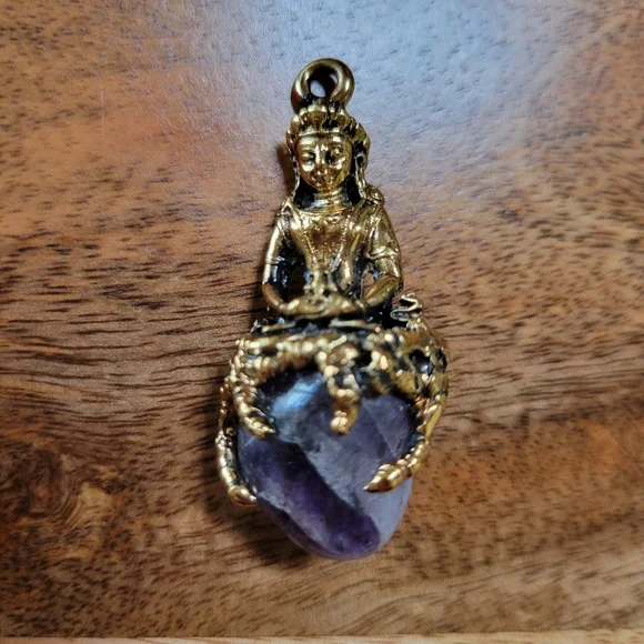 Avalokiteshvara Buddha Amethyst Pendant - Picture 2 of 2